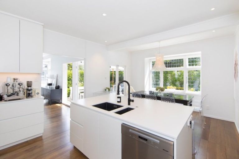 Photo of property in 19 Martin Avenue, Beckenham, Christchurch, 8023