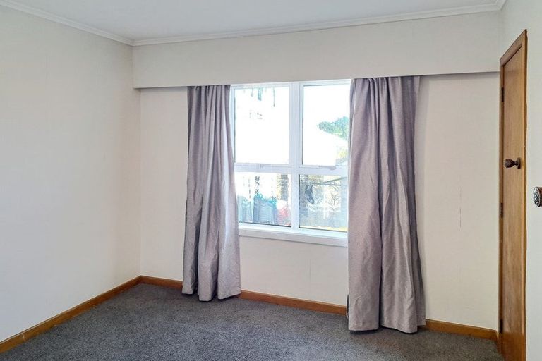 Photo of property in 2 Vera Road, Te Atatu South, Auckland, 0610