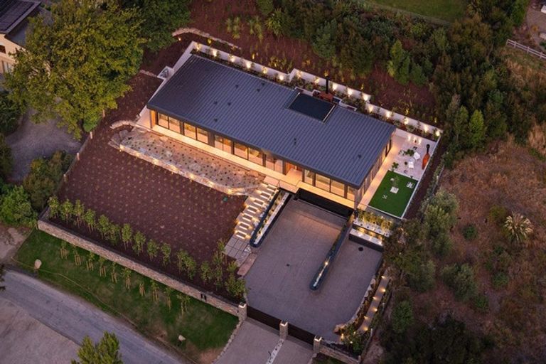 Photo of property in 335 Beacon Point Road, Wanaka, 9305