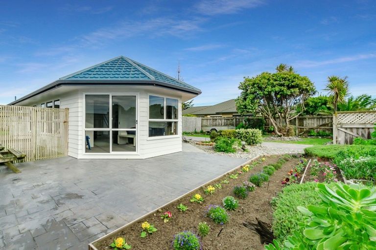 Photo of property in 130 Field Way, Waikanae Beach, Waikanae, 5036