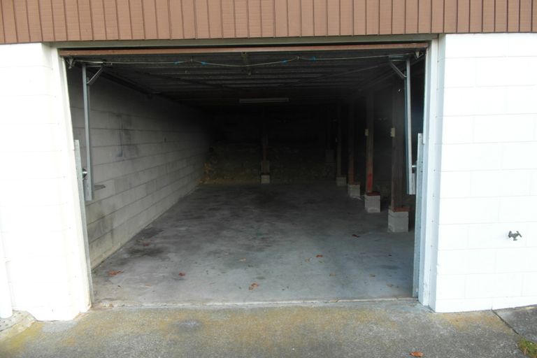 Photo of property in 3/2 Longbill Place, Glendene, Auckland, 0602