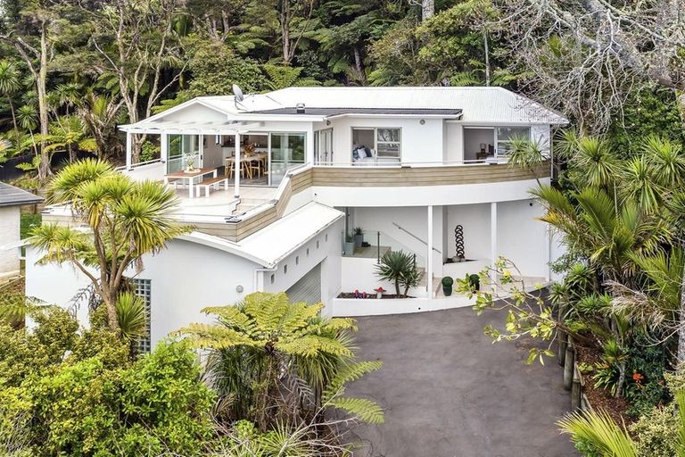 Photo of property in 38 Takahe Road, Titirangi, Auckland, 0604