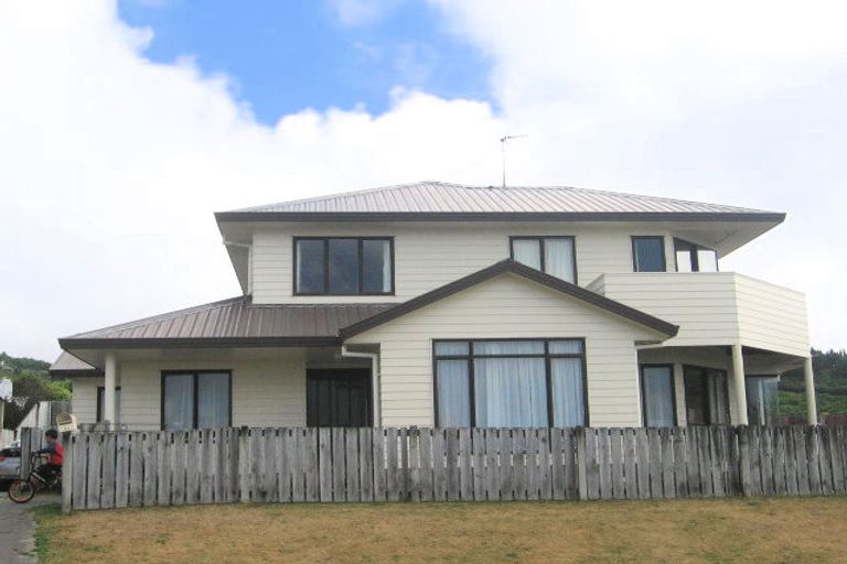 Photo of property in 64 Ashton Fitchett Drive, Brooklyn, Wellington, 6021