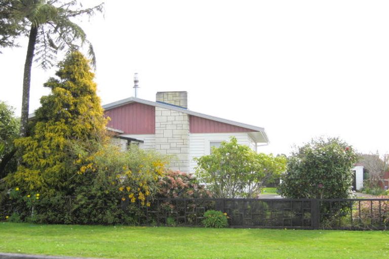 Photo of property in 14 Kahikatea Street, Inglewood, 4330