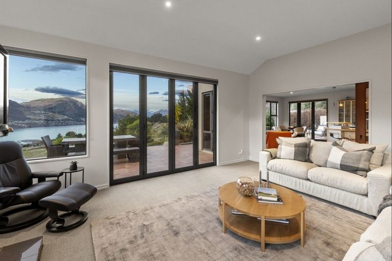 Photo of property in 17 Milward Place, Kelvin Heights, Queenstown, 9300