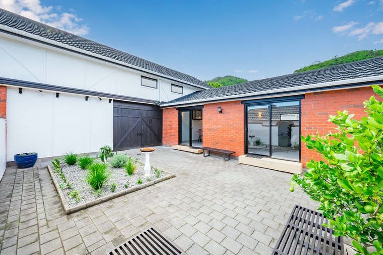 Photo of property in 10 Kakariki Grove, Waikanae, 5036