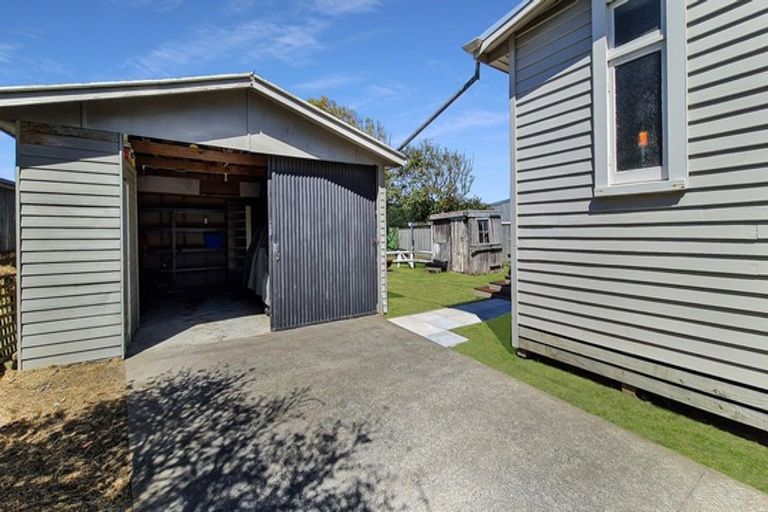 Photo of property in 1933 Parewanui Road, Parewanui, Bulls, 4894