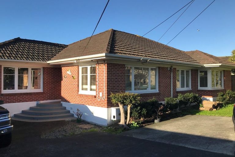 Photo of property in 28 Coles Crescent, Papakura, 2110