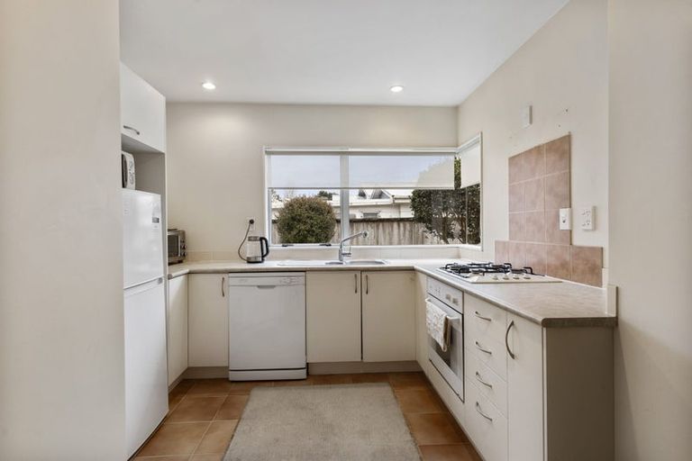 Photo of property in 19c Beach Road, Te Atatu Peninsula, Auckland, 0610