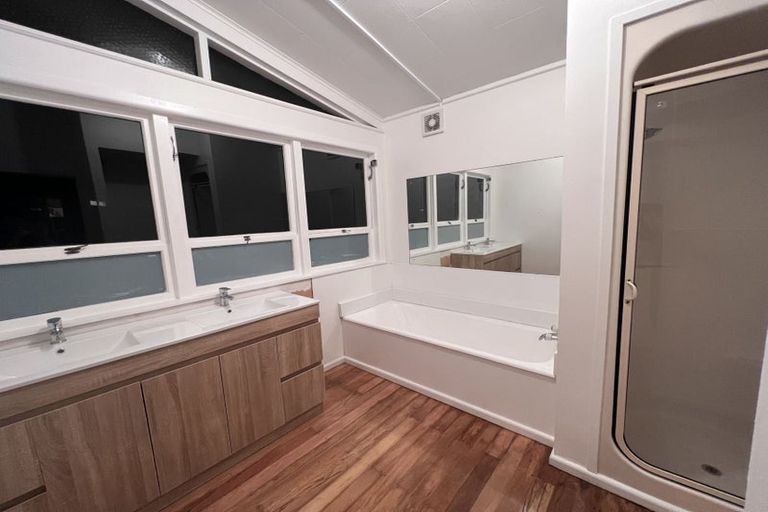 Photo of property in 122 Vodanovich Road, Te Atatu South, Auckland, 0610