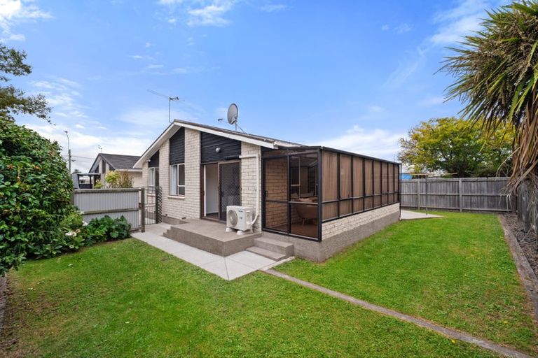 Photo of property in 2/32 Prestons Road, Redwood, Christchurch, 8051