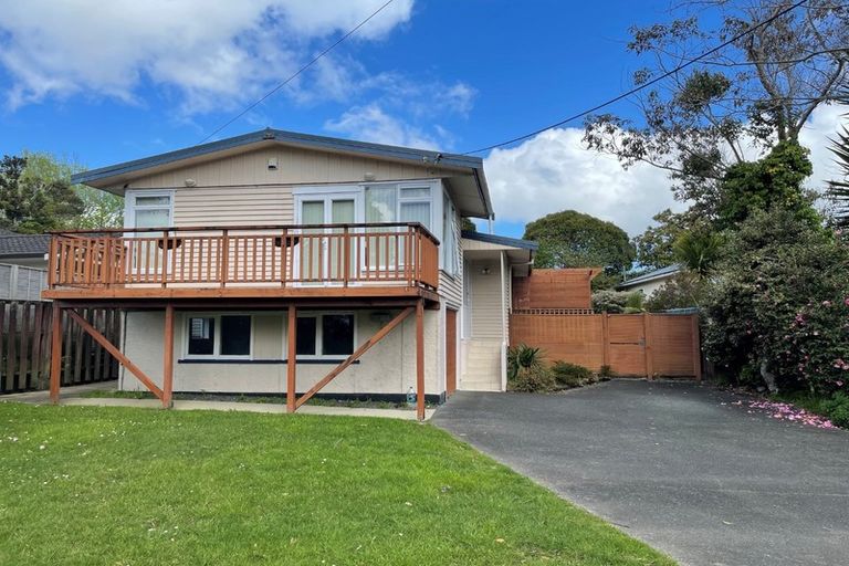 Photo of property in 90 Cliff View Drive, Green Bay, Auckland, 0604