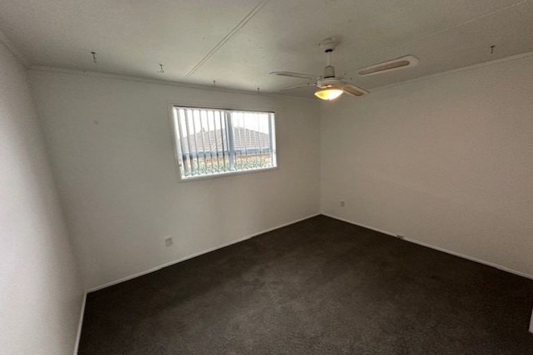 Photo of property in 33 Lincoln Park Avenue, Massey, Auckland, 0614