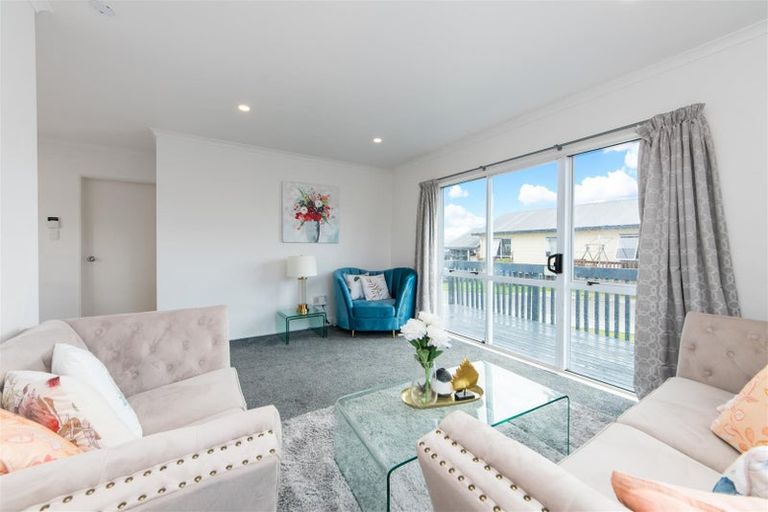Photo of property in 2/43 Solveig Place, Randwick Park, Auckland, 2105