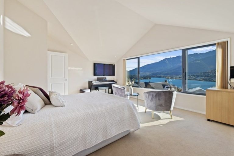 Photo of property in 5 Milward Place, Kelvin Heights, Queenstown, 9300