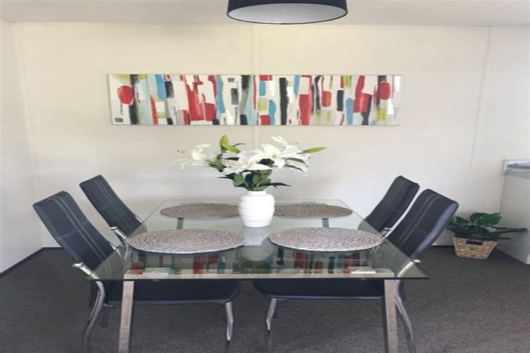 Photo of property in 1/4 Hanson Place, West Harbour, Auckland, 0618