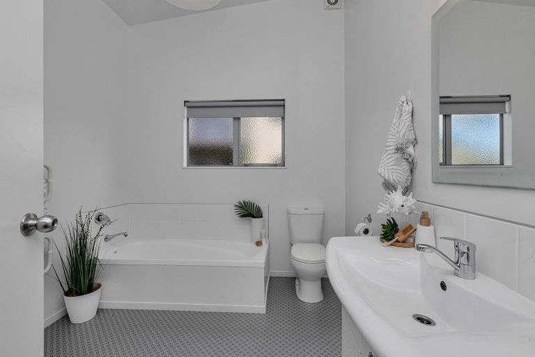 Photo of property in 152d One Tree Point Road, One Tree Point, 0118