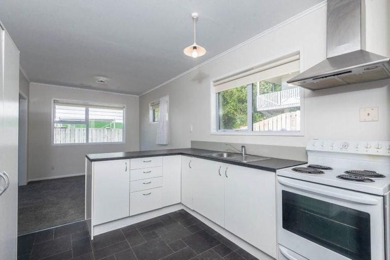 Photo of property in 12 Griffiths Grove, Newlands, Wellington, 6037