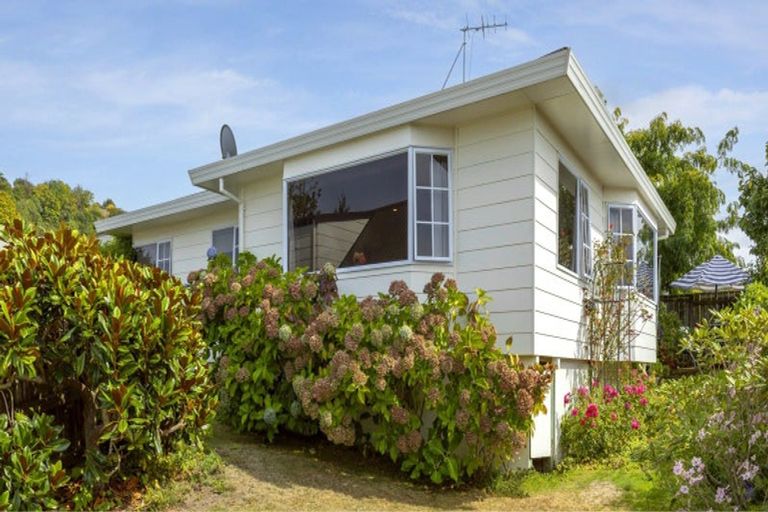 Photo of property in 2/8 Kinder Street, Acacia Bay, Taupo, 3330