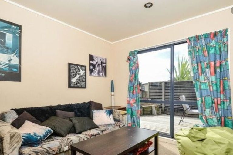 Photo of property in 81 Pupuke Road, Northcote, Auckland, 0627