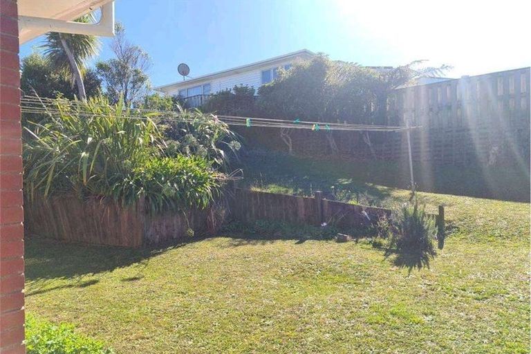 Photo of property in 3 Salford Street, Newlands, Wellington, 6037