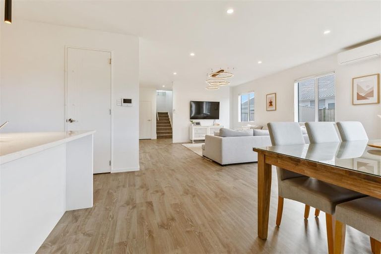 Photo of property in 12 Len Ireland Drive, Kumeu, 0810