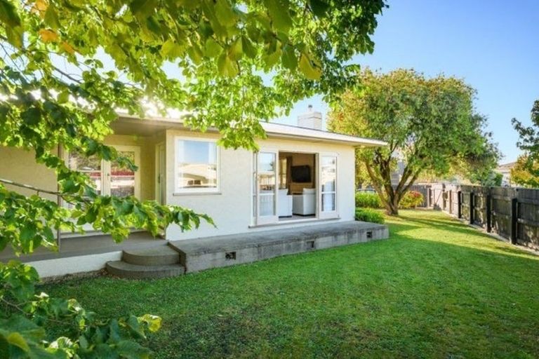 Photo of property in 2a Lowestoft Place, West End, Palmerston North, 4412