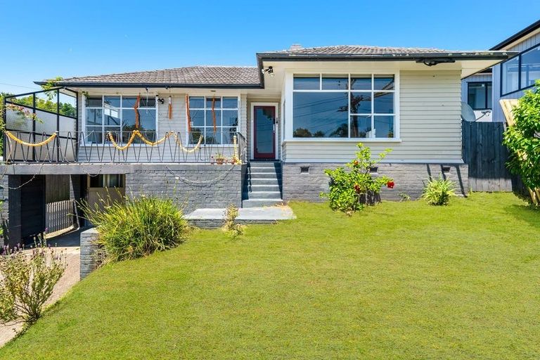 Photo of property in 11 Eastglen Road, Glen Eden, Auckland, 0602