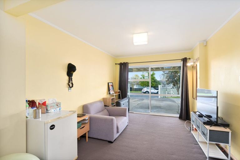 Photo of property in 42 Spence Road, Henderson, Auckland, 0612