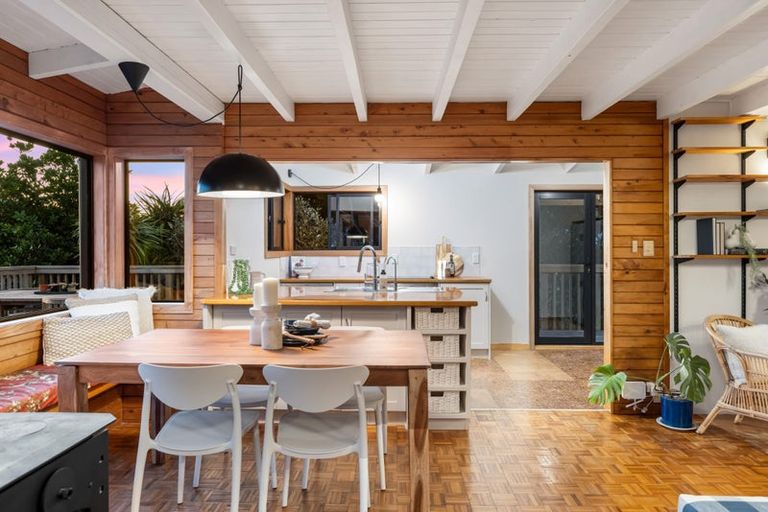 Photo of property in 4 Hillside Crescent, Leigh, 0985