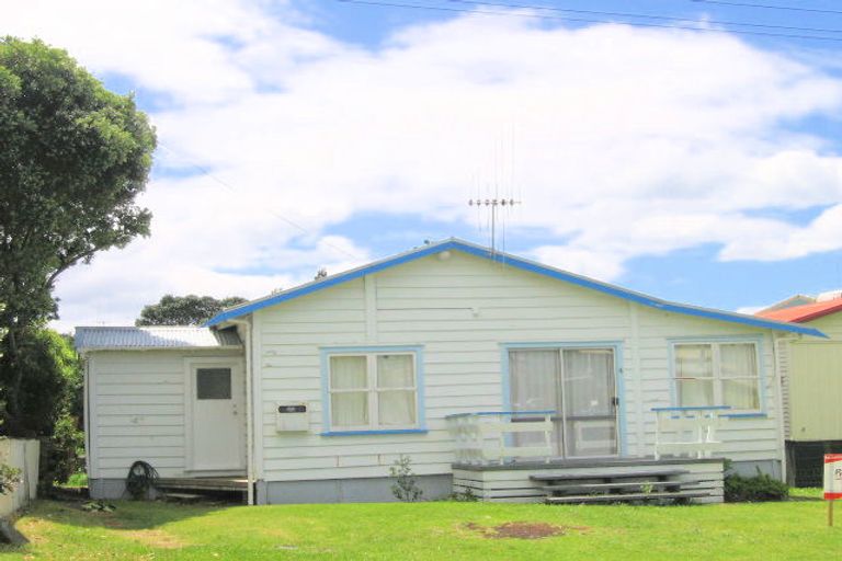 Photo of property in 4 Ocean View Road, Waihi Beach, 3611