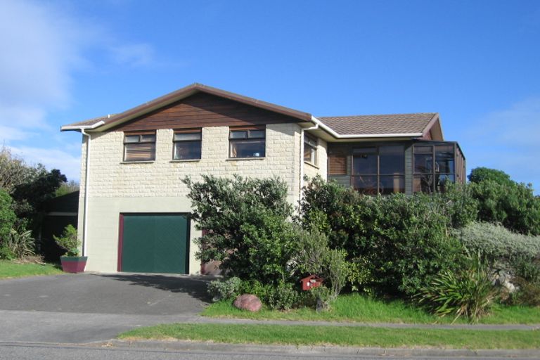 Photo of property in 6 Ara Kuaka, Waikanae Beach, Waikanae, 5036