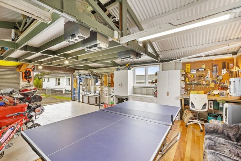 Photo of property in 3 Rewarewa Road, Te Atatu Peninsula, Auckland, 0610