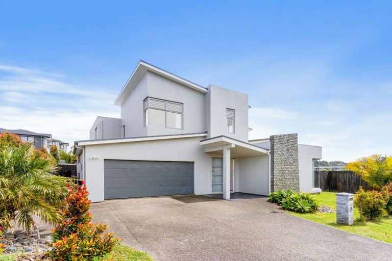Photo of property in 33 Medallion Drive, Oteha, Auckland, 0632