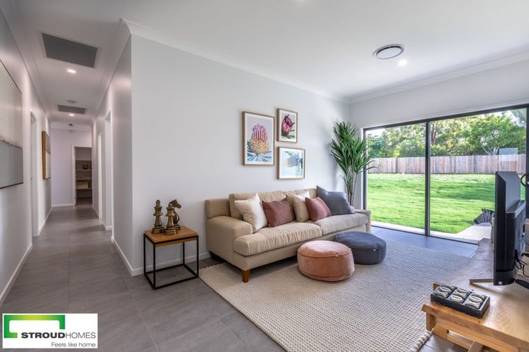 Photo of property in 17 Tamahunga Drive, Matakana, 0985