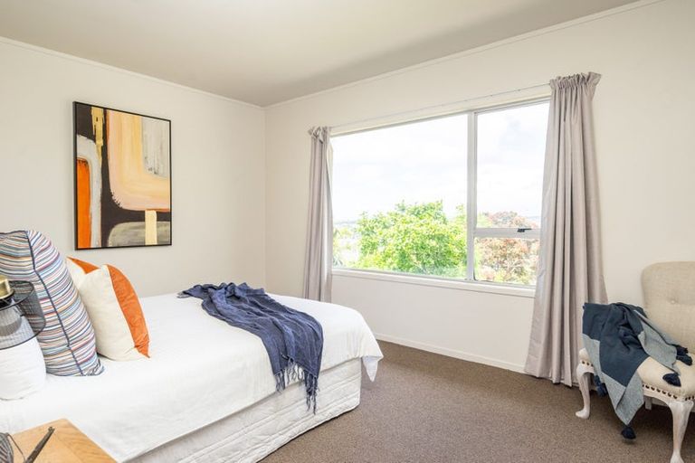 Photo of property in 2/218 East Coast Road, Forrest Hill, Auckland, 0620