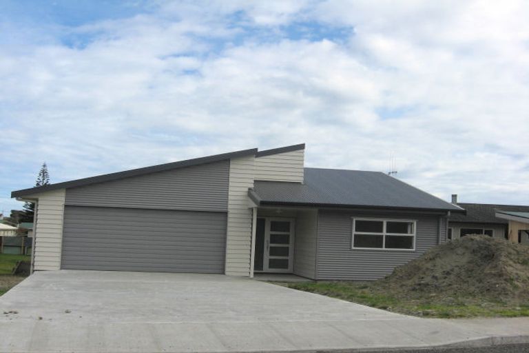 Photo of property in 89 Kahukura Avenue, Waitarere Beach, Levin, 5510