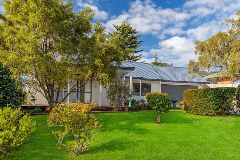 Photo of property in 19 Lasque Place, Glen Eden, Auckland, 0602