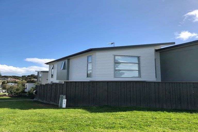 Photo of property in 1a Pavola Grove, Glenfield, Auckland, 0629