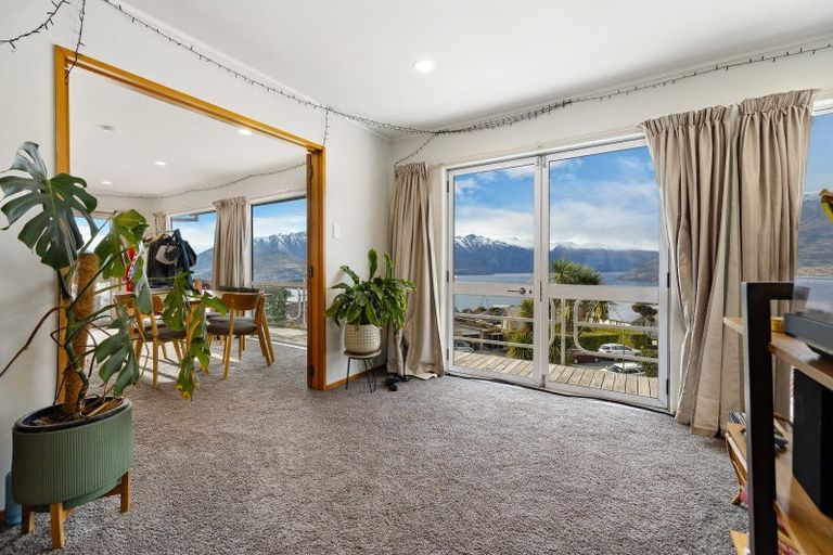 Photo of property in 32 Avalon Crescent, Fernhill, Queenstown, 9300
