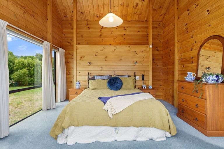 Photo of property in 16 Alexander Street, Waikanae, 5036