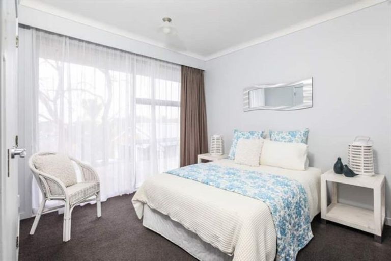 Photo of property in 132 Mountain Road, Henderson Valley, Auckland, 0612