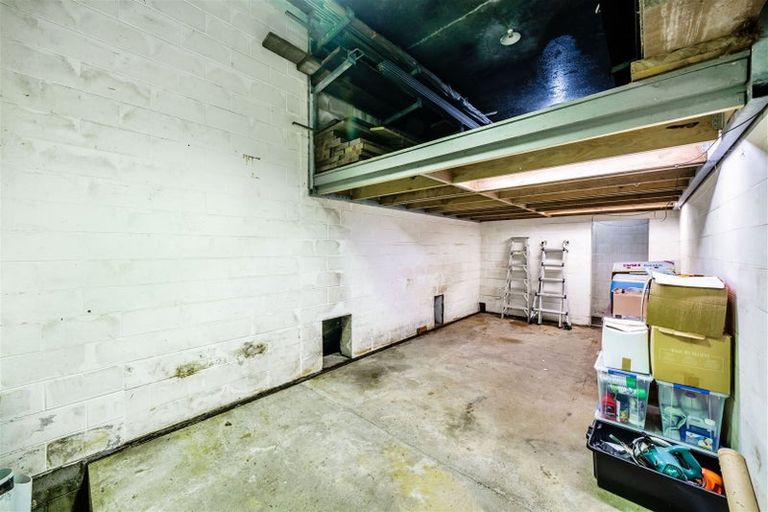 Photo of property in 323 Glenfield Road, Glenfield, Auckland, 0629