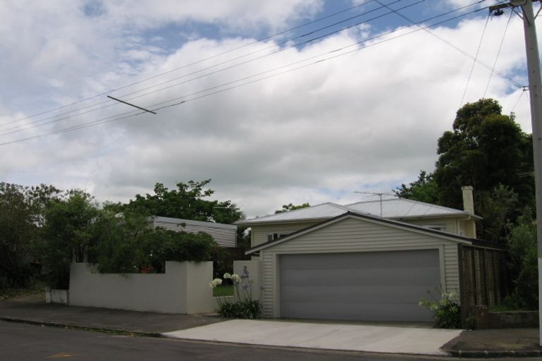 Photo of property in 2 Manor Place, Point Chevalier, Auckland, 1022