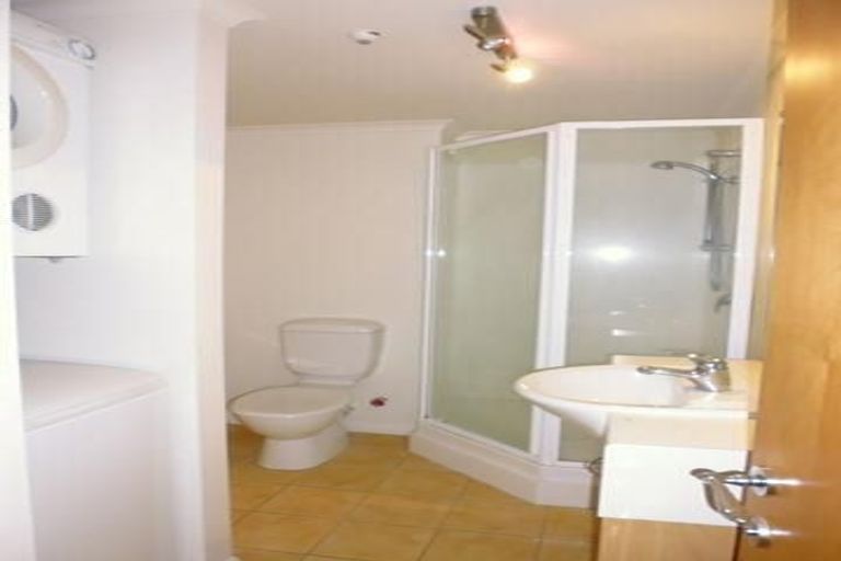 Photo of property in Endeavour Apartments, 24/125 Thorndon Quay, Pipitea, Wellington, 6011