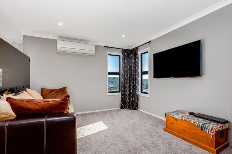 Photo of property in 15 Glenorchy Way, Aotea, Porirua, 5024