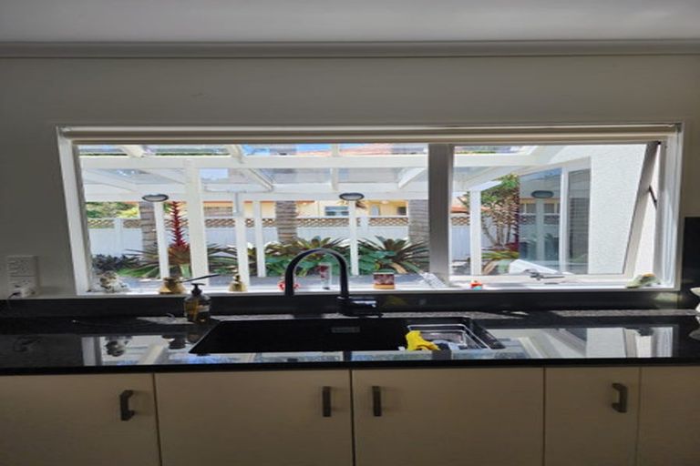 Photo of property in 12 Shelter Grove, Frankleigh Park, New Plymouth, 4310