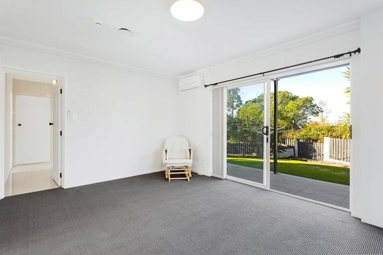 Photo of property in 22 Hartley Terrace, Massey, Auckland, 0614