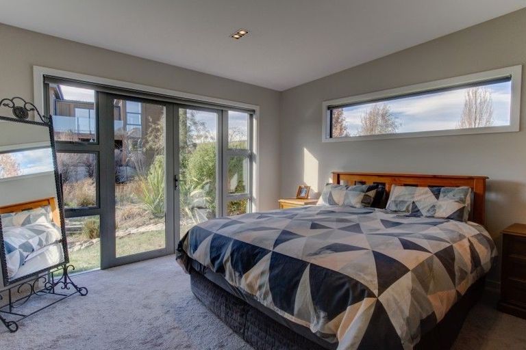 Photo of property in 2 Kahu Close, Wanaka, 9305