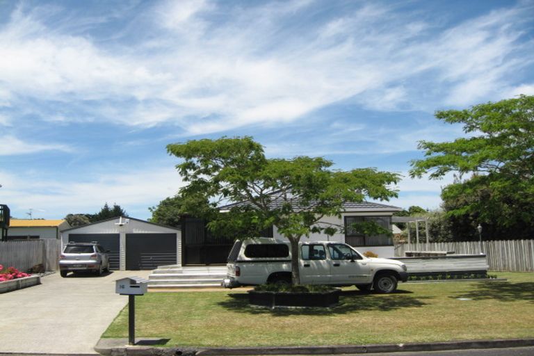 Photo of property in 16 Litchfield Place, Clarks Beach, 2122